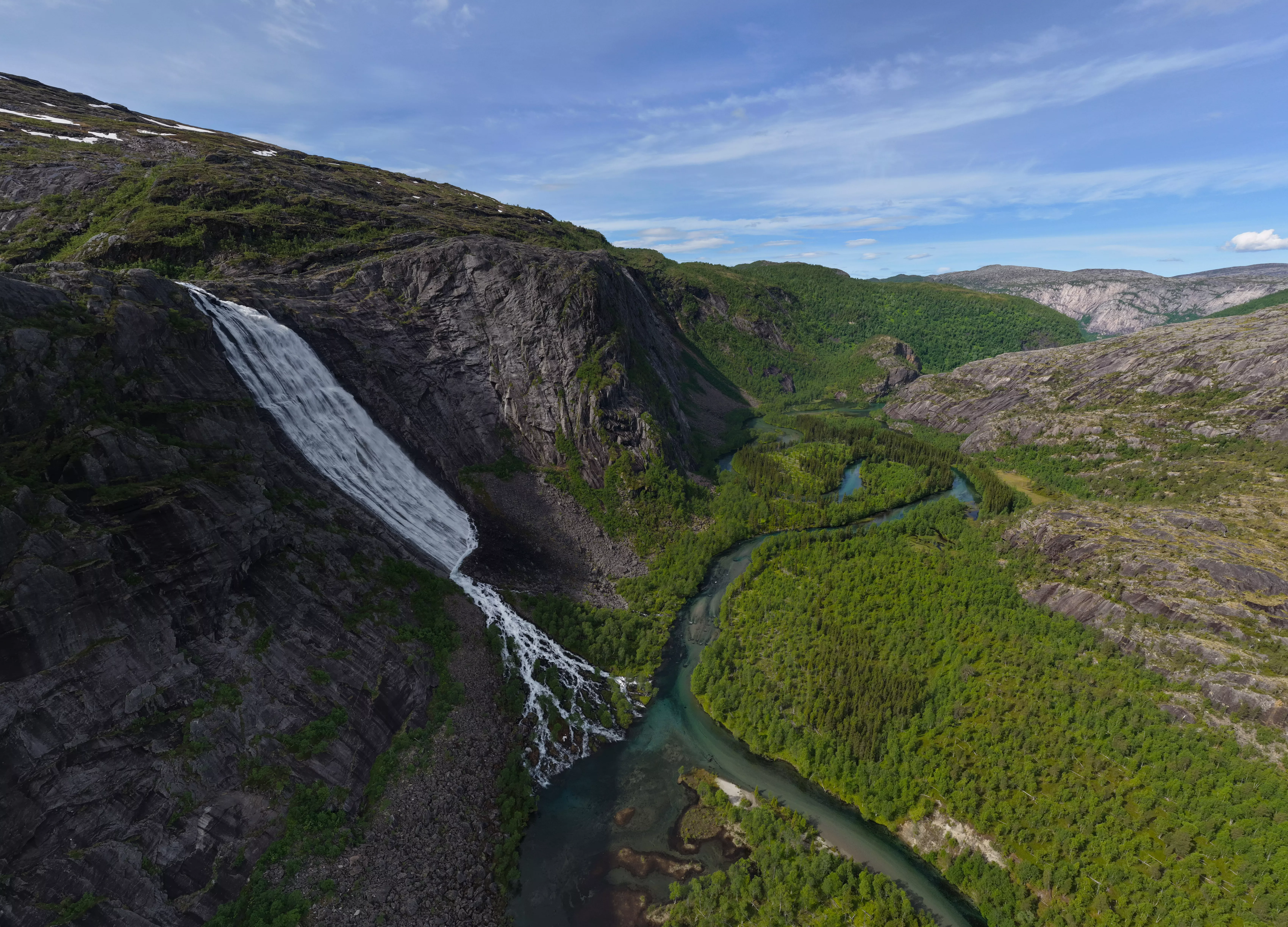 Drohnenaufnahme von einem Wasserfall in Norwegen